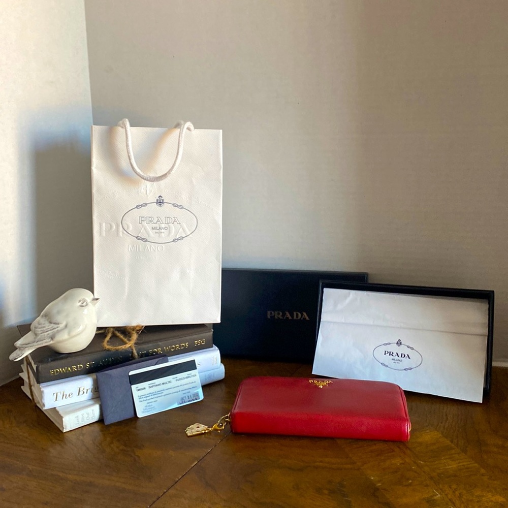 💯 AUTH. Prada Red saffiano leather zippy wallet